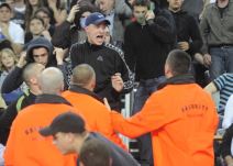 Grobari branili majicu i devojku u Areni