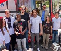 Crno-beli manekeni i humanitarci