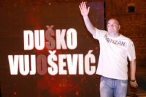 Baklje obasjale crno-belo veče