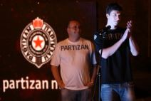 Baklje obasjale crno-belo veče