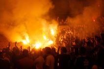 Baklje obasjale crno-belo veče