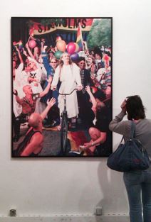 Gej izložba pod opsadom