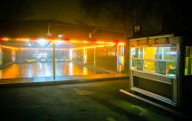 Usamljeni zabavni park pod maglom