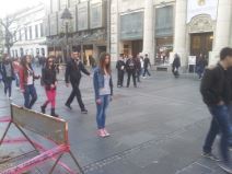 Misteriozna devojka stoji u centru Beograda