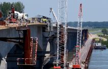 Iako Srbijom haraju poplave, radnici na kineskom mostu Zemun-Borča rade neprekidno