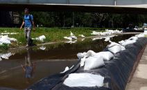 Nasip na savskom keju kod Beograda, ljudi šetaju pored džakova