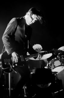 Queens of the stone age pevač šutnuo ženu