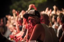 Queens of the stone age pevač šutnuo ženu