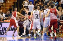 Sramotna tuča u derbiju između košarkaša Partizana i Crvene Zvezde