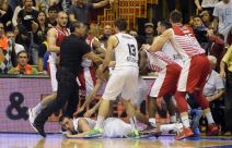 Sramotna tuča u derbiju između košarkaša Partizana i Crvene Zvezde