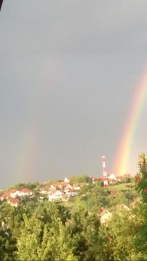 Pojavi se dugaaa... ne, čekaj, dve duge!