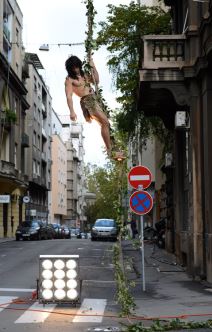 Beogradjani su danas mogli da prisustvuju neobičnom prizoru, Tarzan je visio sa lijane na Topličinom vencu.