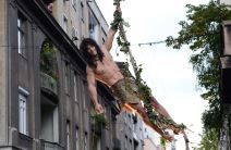 Beogradjani su danas mogli da prisustvuju neobičnom prizoru, Tarzan je visio sa lijane na Topličinom vencu.