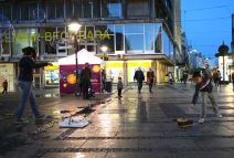 Devetnaestogodišnja Novosadjanka Teodora svojim balonima od sapunice privlaci pažnju Beogradjanima u Knez Mihailovoj ulici.