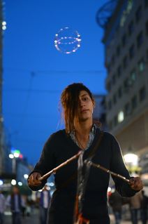 Devetnaestogodišnja Novosadjanka Teodora svojim balonima od sapunice privlaci pažnju Beogradjanima u Knez Mihailovoj ulici.