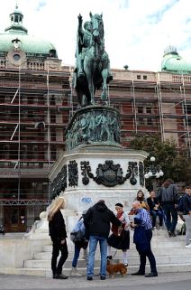 Solisti i Hor Opere Narodnog pozorišta izveli su performans na Trgu Republike u cilju promovisanja predstojeće obnove opere Travijata