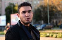 Srđan, nesvršeni student veterine iz Šapca, voli da pobegne od učenja tako što izađe u grad i fotografiše. 