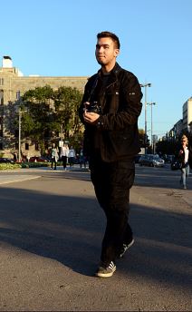 Srđan, nesvršeni student veterine iz Šapca, voli da pobegne od učenja tako što izađe u grad i fotografiše. 