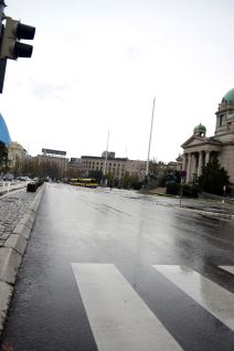 Mere bezbednosti povodom održavanja vojne parade su od ranog jutra mogli da osete kako vozači tako i pešaci na ulicama Beograda.