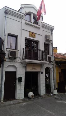 Ambasada Albanije u Podgorici jutros je kamenovana od strane nepoznatih lica.