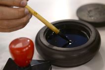 Profesor iz Kine na beogradskom Sajmu knjiga poklanjao prisutnima kaligrafska pisma sa njihovim imenom.