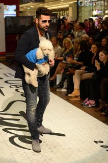 U tržnom centru "Ušće" održana neobična modna revija, u kojoj su prestavnici beogradskih medija obukli poznate "manekene".