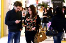 Ljudi danas ne odvajaju pogled od mobilnog telefona, u svakoj prilici, u društvu, dok piju kafu, šetaju ljubimca, ne odvajaju pogled od ekrana.