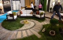 Na ovogodišnjem Sajmu nameštaja u Beogradu, pažnju nam je, izmedju ostalog privukao luster sa "Svarovski" kristalima.