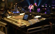 Na snimanju emisije "Tri boje zvuka" čije se prikazivanje uskoro ocekuje na programu RTS-a smo zatekli naše bendove "Yu grupu" i "Kristale".