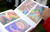 Metalobrusač iz vojvodine je samouki umetnik koji već sedam godina crta geometrijske apstrakte i vaja fige od gline.