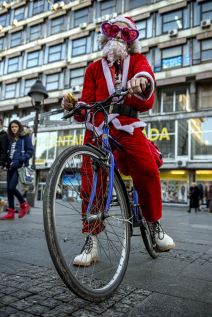 Deda Mraz vozi bicikl.