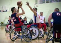 Košarkaš u kolicima koji se ne predaje.