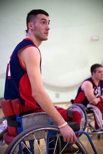 Košarkaš u kolicima koji se ne predaje.