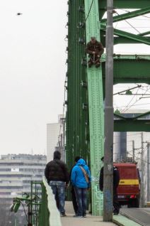 Čovek pretio da će da skoči sa Starog savskog mosta.