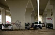 "Divlji" parking kod buvljaka na Novom Beogradu.