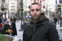 Ulični prodavci u Beogradu. Petar, Mirko i Miloš prodaju čestitke prolaznicima u Knez Mihailovoj ulici.