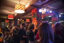 Jugoslovenska trpeza  u Kulturnom centru Grad vratiće vas u studentske menze gde uz kupljeni bon dobijate glavno jelo, salatu i desert.