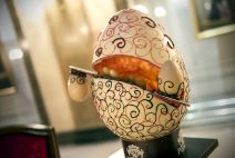 Čokoladna jaja za Uskrs predstavljena su na Humanitarnoj aukciji prikupljanja pomoći za izgradnju škole u opštini Lučani.