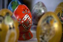 Uskršnja jaja - deca ukrasila jaja motivima Beograda na Uskršnjoj aukciji u DKCB.