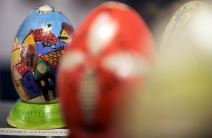 Uskršnja jaja - deca ukrasila jaja motivima Beograda na Uskršnjoj aukciji u DKCB.