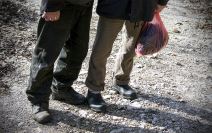 U potrazi za poslom prelaze desetine kilometara po neprohodnim planinskim terenima.