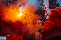 Večiti derbi - navijači sa bakljom i navijači sa devojkama