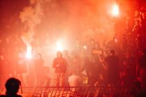 Večiti derbi - navijači sa bakljom i navijači sa devojkama