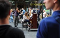 Klasična muzika na pijanu i violini za prolaznike u Knez Mihailovoj ulici.