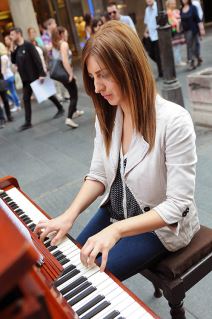 Klasična muzika na pijanu i violini za prolaznike u Knez Mihailovoj ulici.