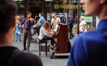 Violinista koji je ostavio stalan posao da bi svirao na ulici.