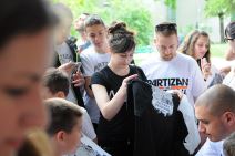 Saša Ilić i Saša Pavlović potpisivali majice ispref hale Pionir.