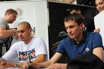Saša Ilić i Saša Pavlović potpisivali majice ispref hale Pionir.