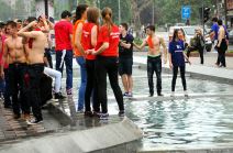 Maturanti proslavili kraj školske godine tradicionalnim kupanjem u fontani na Trgu Nikole Pašića.