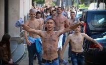 Maturanti slavili maturu na ulicama Beograda pevajući navijačke pesme.